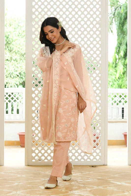 Vaasva Women Peach Linen Embroidered Solid Kurta Set With Solid Pants & Chiffon Embroidered Dupatta | Swadesiicart
