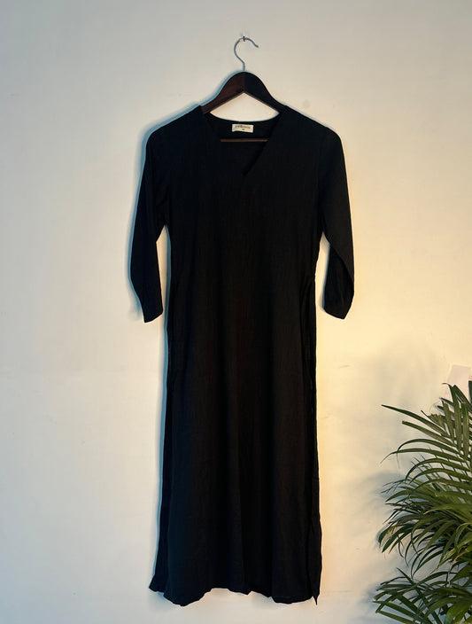 trueBrowns Black Slub V neck Kurta | Swadesiicart