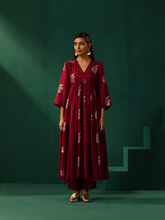 trueBrowns Maroon Floral Viscose Silk V-Neck Waist Gathered Kurta Pant Set | Swadesiicart