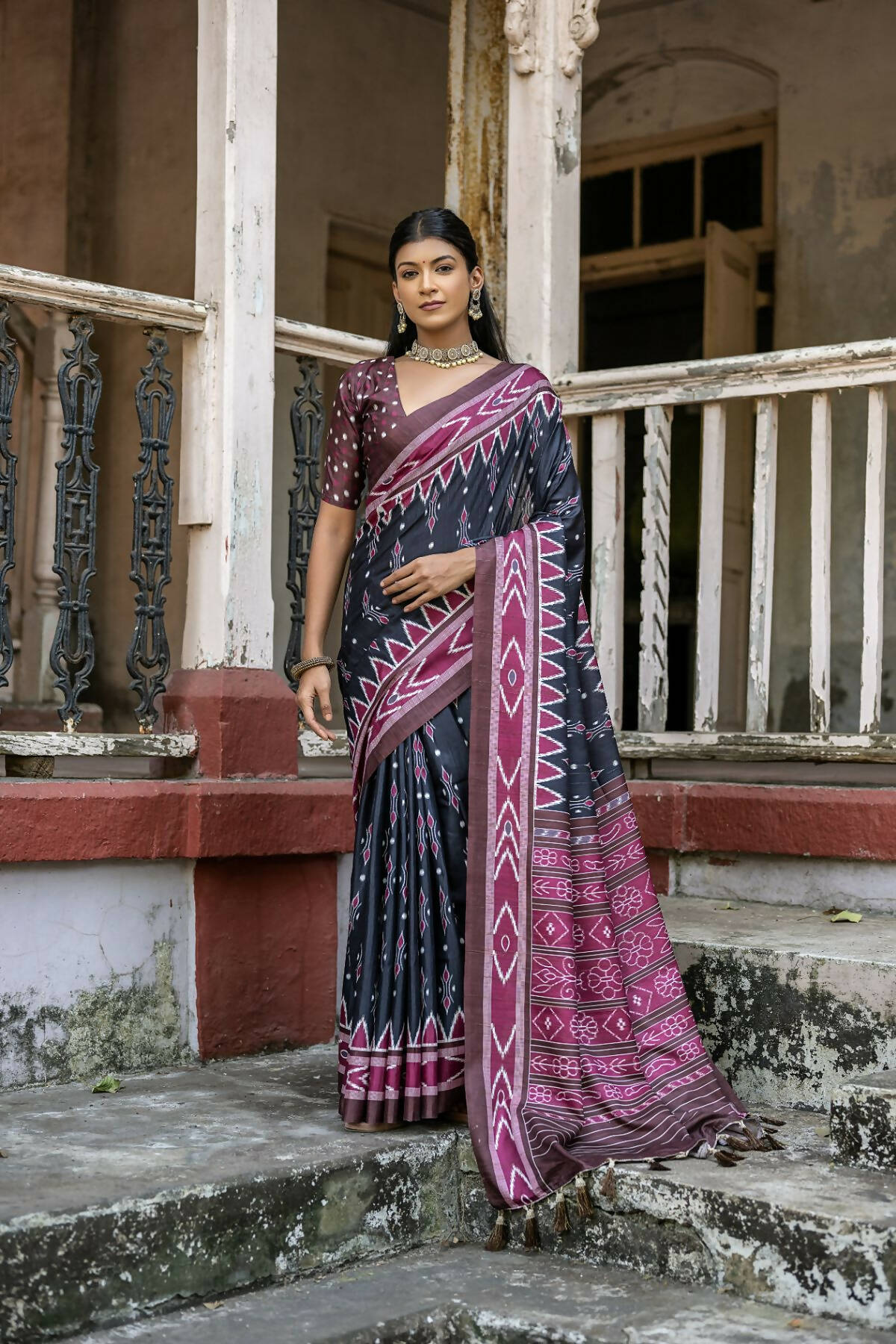 Vishnu Weaves Women's Black Cotton Silk Printed Saree with Blouse - Swadesiicart