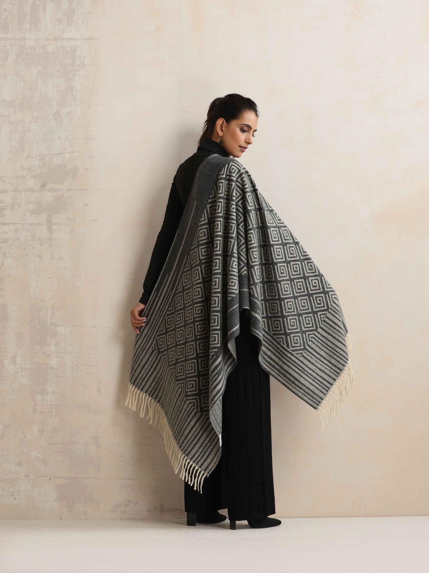 trueBrowns Charcoal Geometric Woollen Stole | Swadesiicart