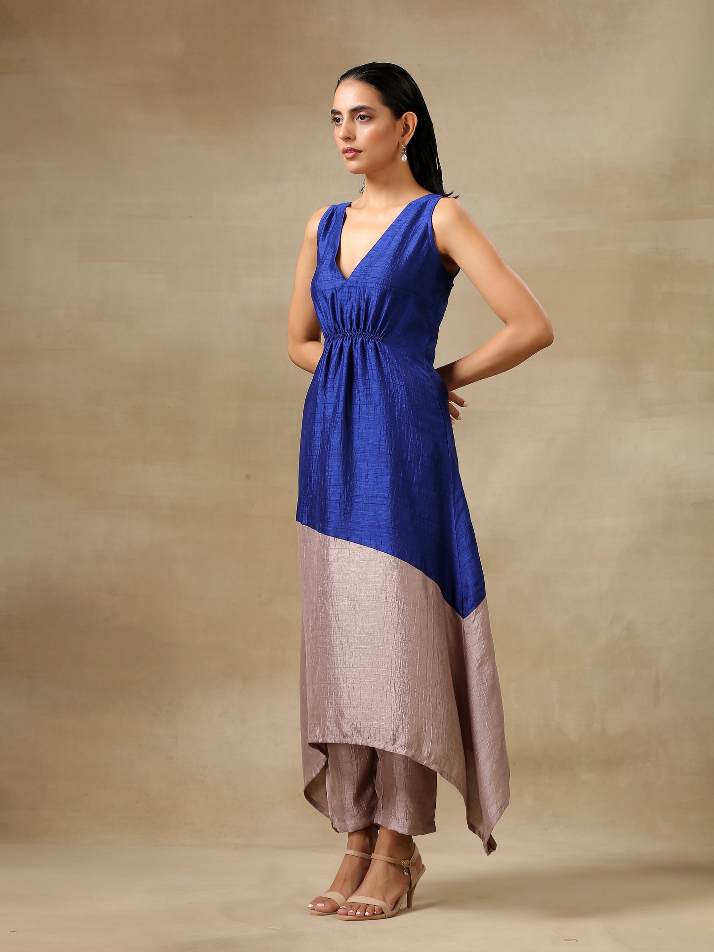 trueBrowns Blue and Grey Textured Silk Sleeveless Round Hemline Kurta Pant Set | Swadesiicart
