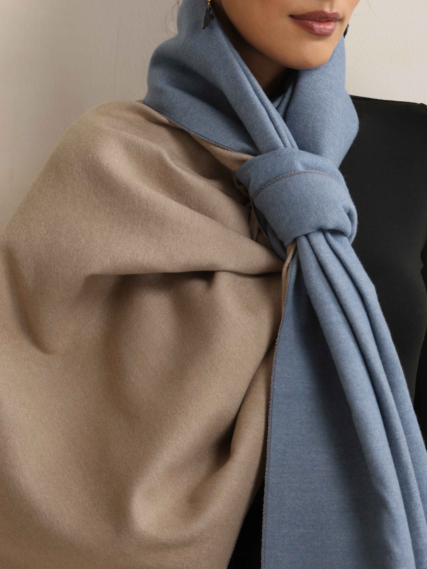 trueBrowns Blue Reversible Woollen Stole | Swadesiicart