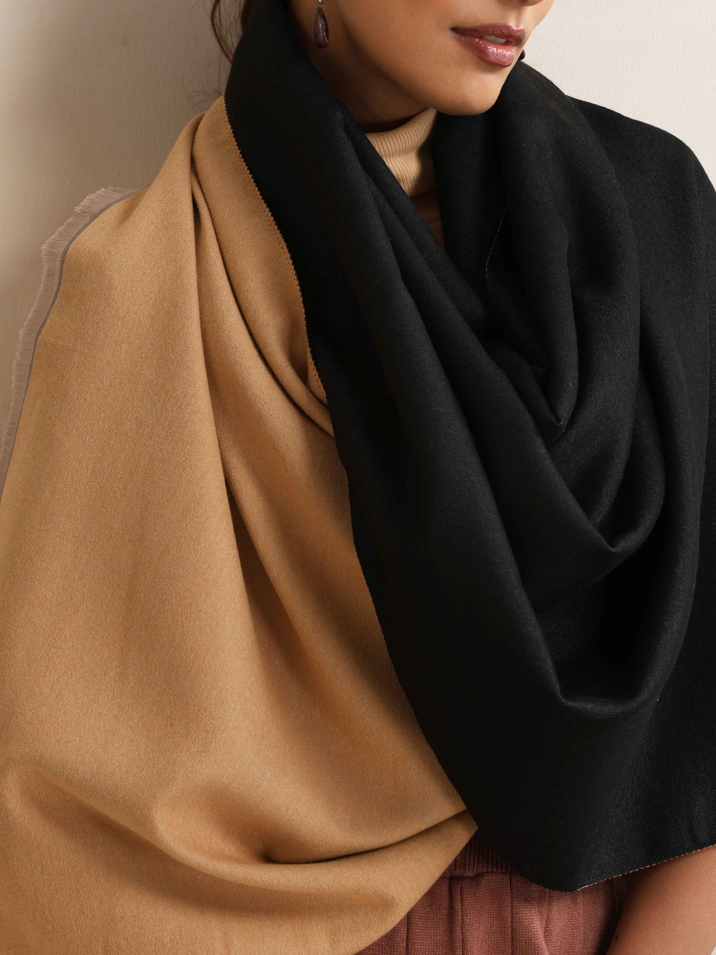 trueBrowns Black Reversible Woollen Stole | Swadesiicart