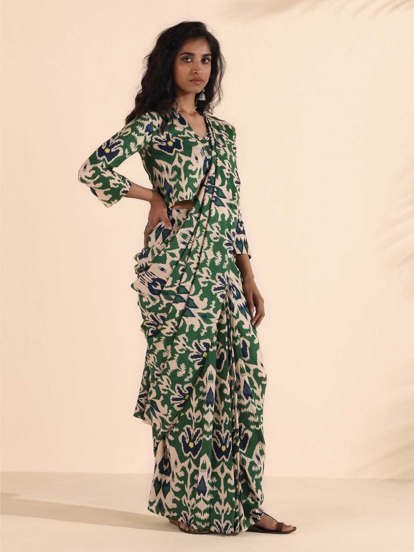 trueBrowns Green Muslin Ikat Ready to Wear Saree | Swadesiicart