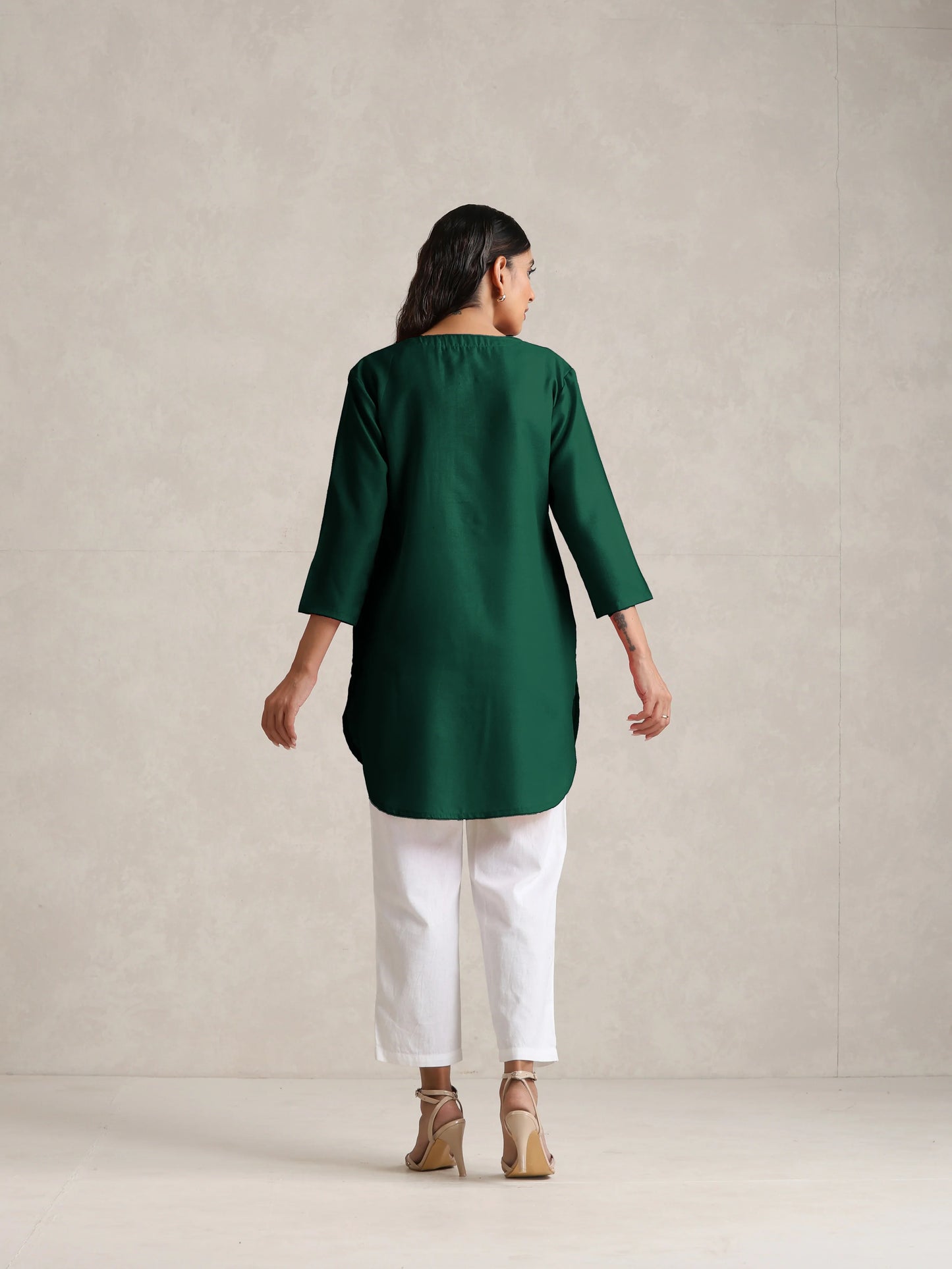 trueBrowns Dark Green Cotton Blend Short Kurta | Swadesiicart