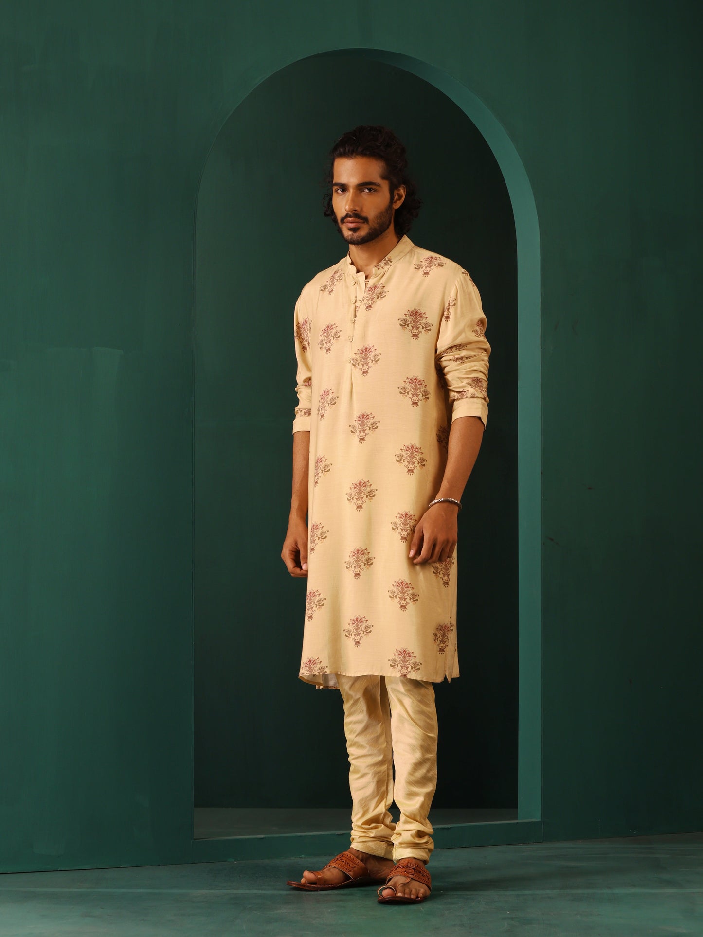 trueBrowns Men's Beige Floral Bunch Muslin Silk Printed Long Kurta | Swadesiicart