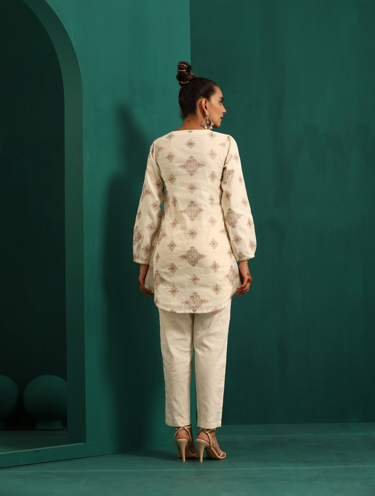 trueBrowns Ivory Peach Cotton V-Neck Co-Ord Set - Swadesiicart
