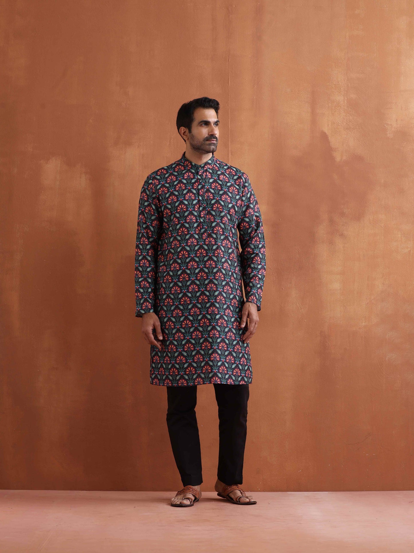 trueBrowns Men's Black Floral Printed Kurta | Swadesiicart