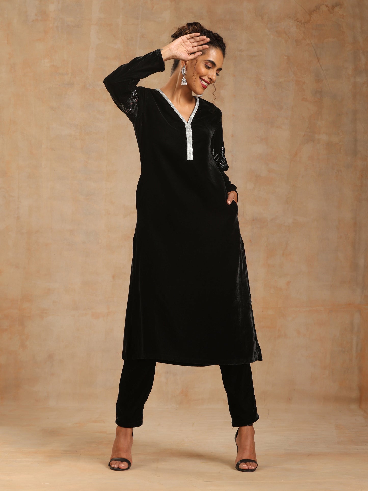 trueBrowns Black Velvet Sleeve Embroidered Kurta | Swadesiicart