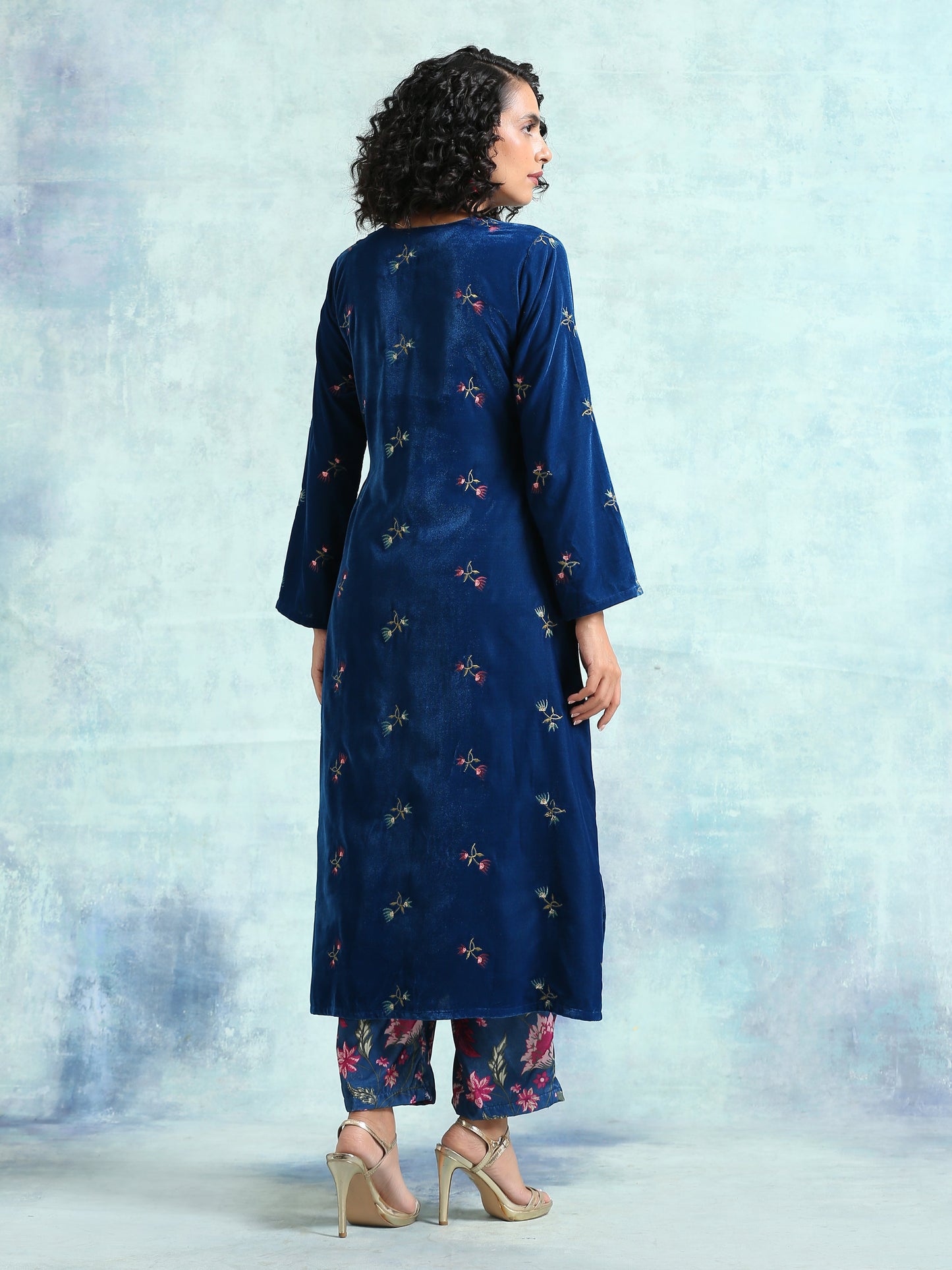 trueBrowns Blue Embroidered Velvet High Slit Kurta | Swadesiicart