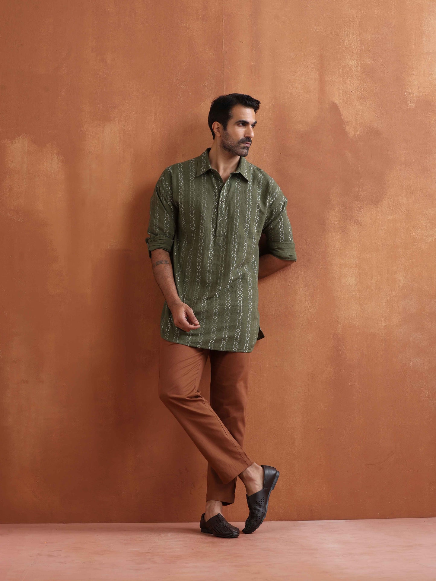 trueBrowns Men's Olive Green Cotton Dobby Short Kurta | Swadesiicart