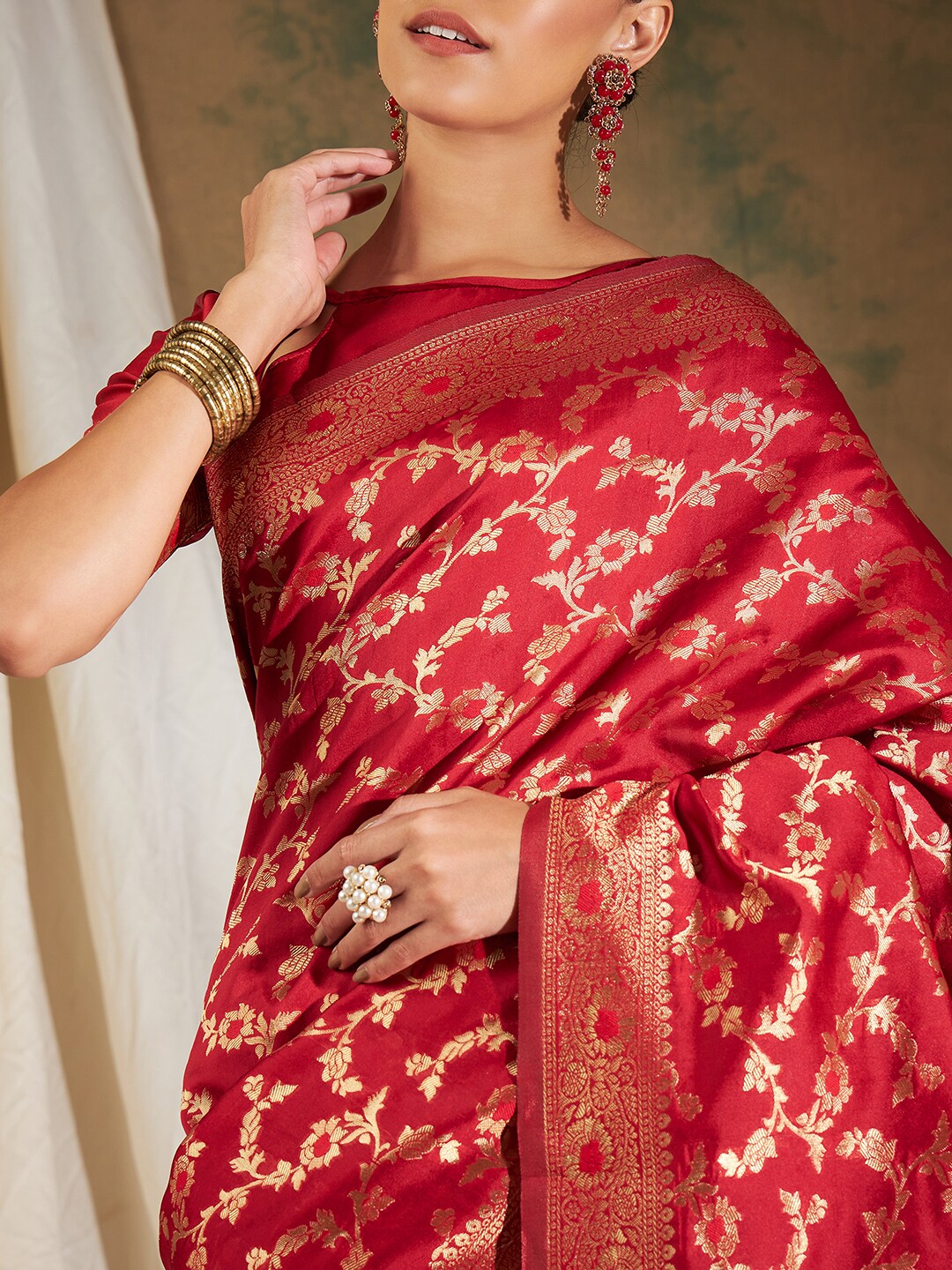 Sangria Red & Gold-Toned Floral Woven Design Zari Banarasi Saree | Swadesiicart