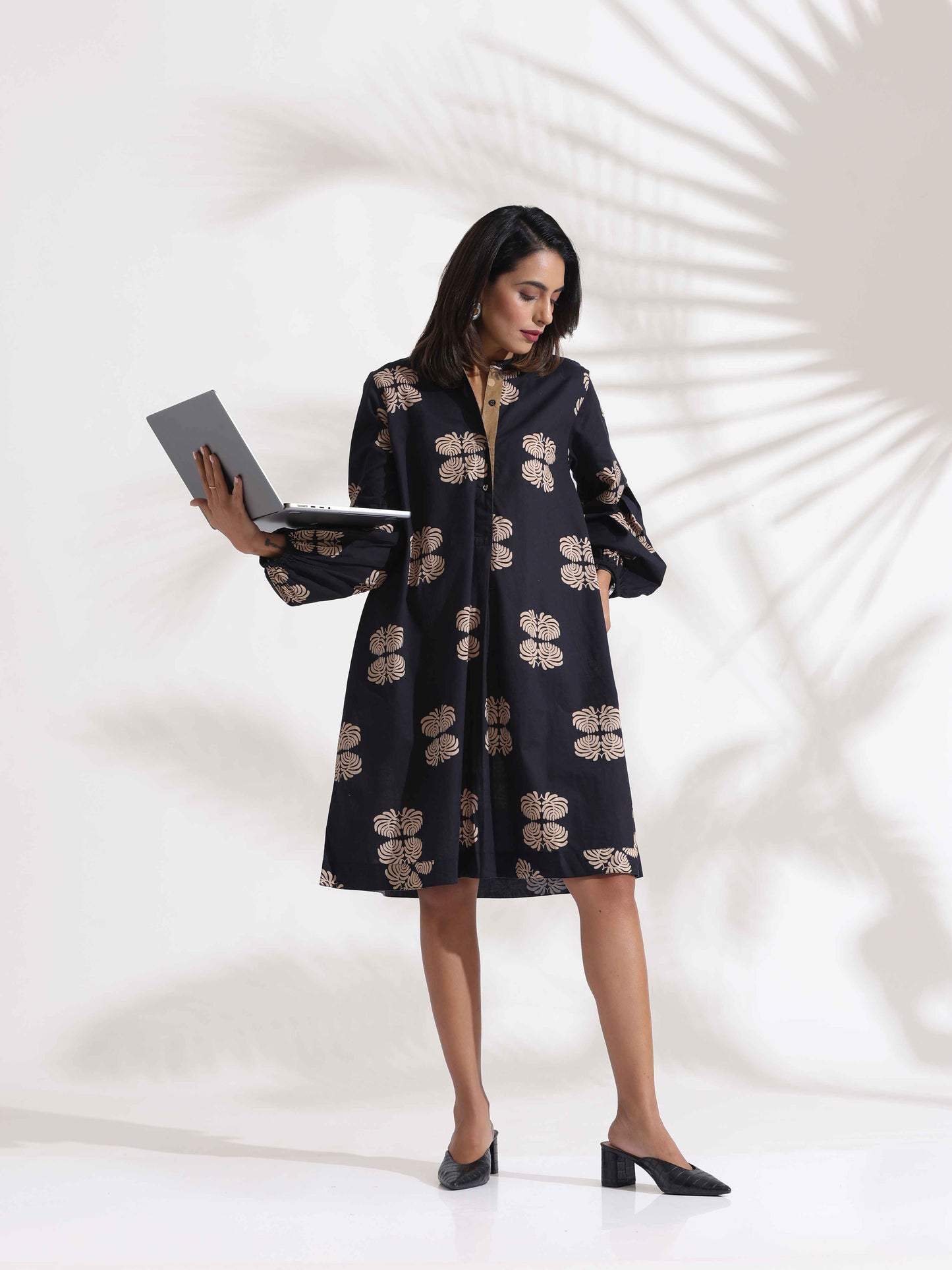 trueBrowns Black Cotton Print Short Dress | Swadesiicart