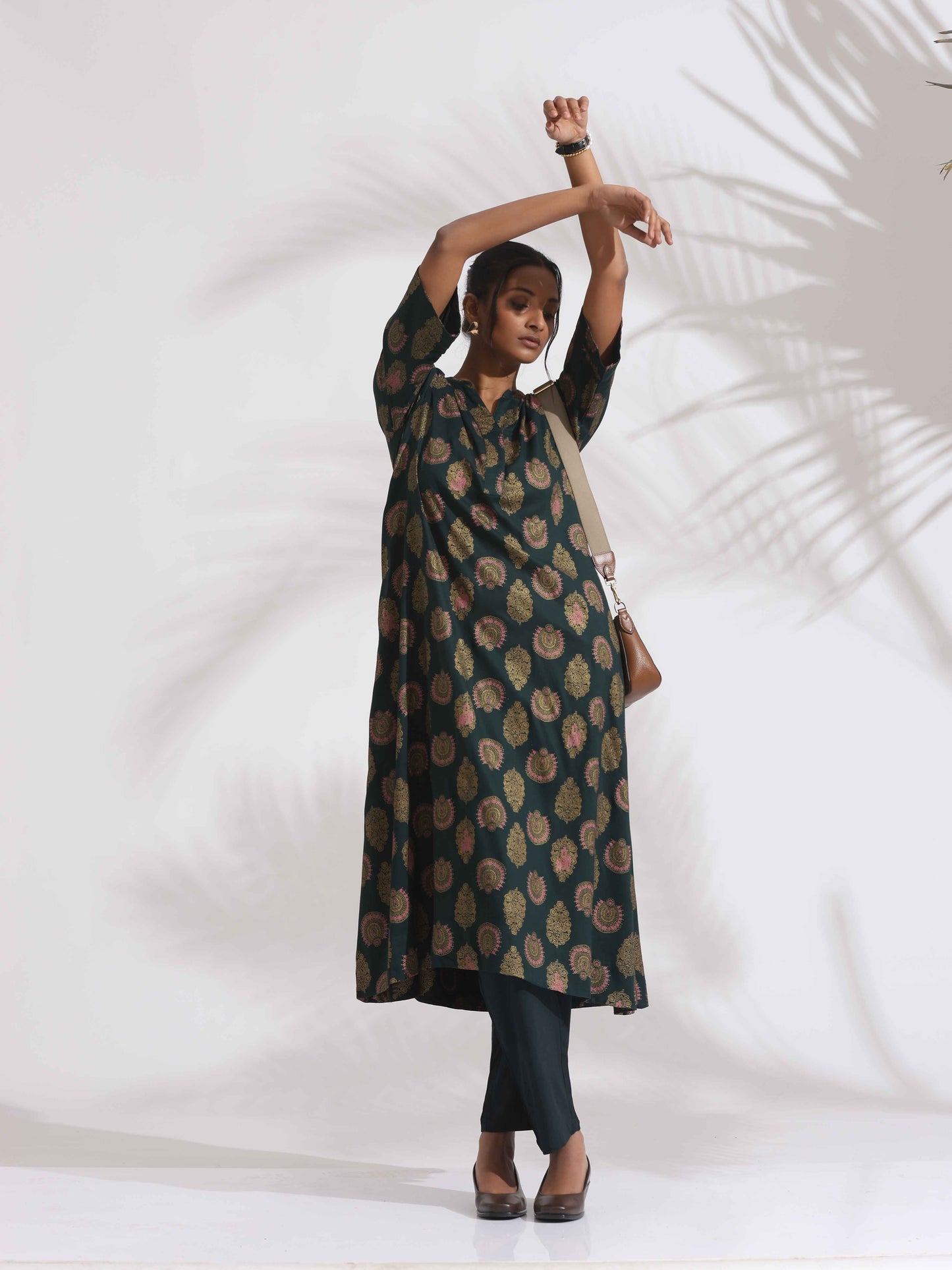 trueBrowns Green Foil Print Cotton Kurta Set | Swadesiicart
