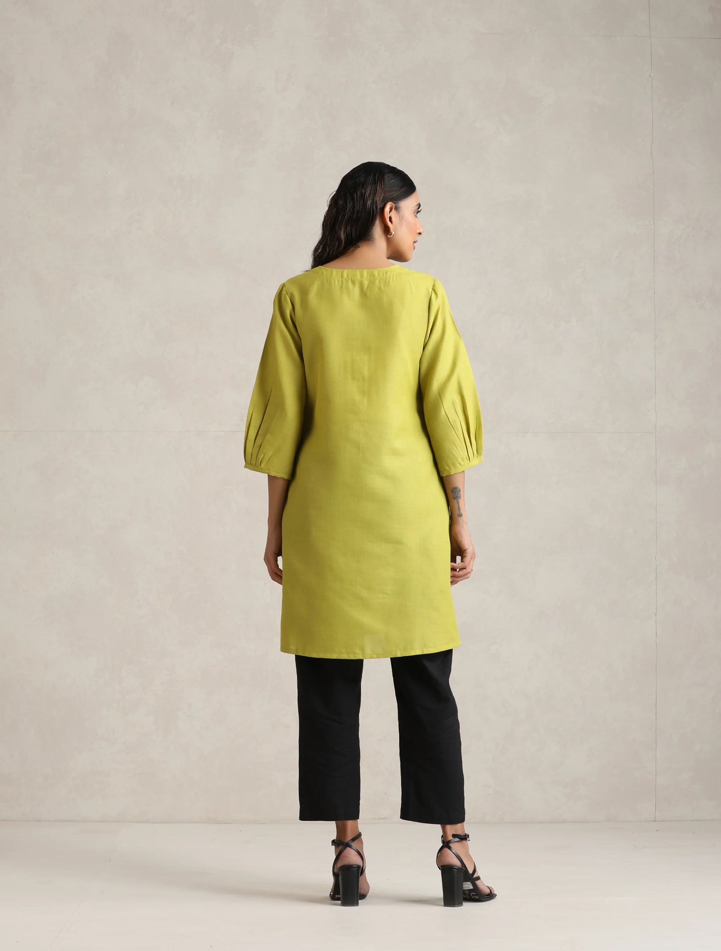 trueBrowns Green Cotton Blend Short Kurta | Swadesiicart