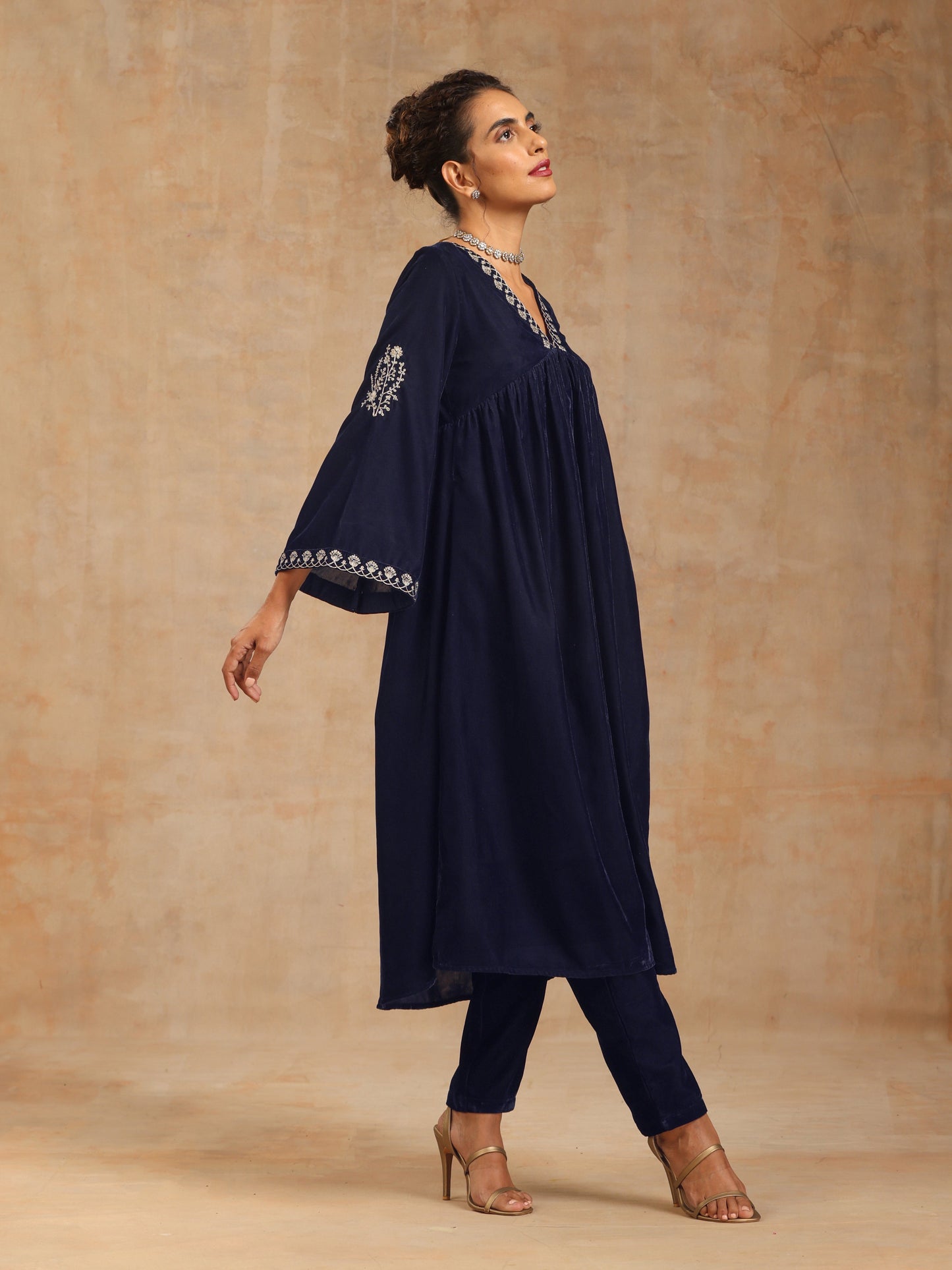 trueBrowns Midnight Blue Velvet Embroidered Kurta | Swadesiicart