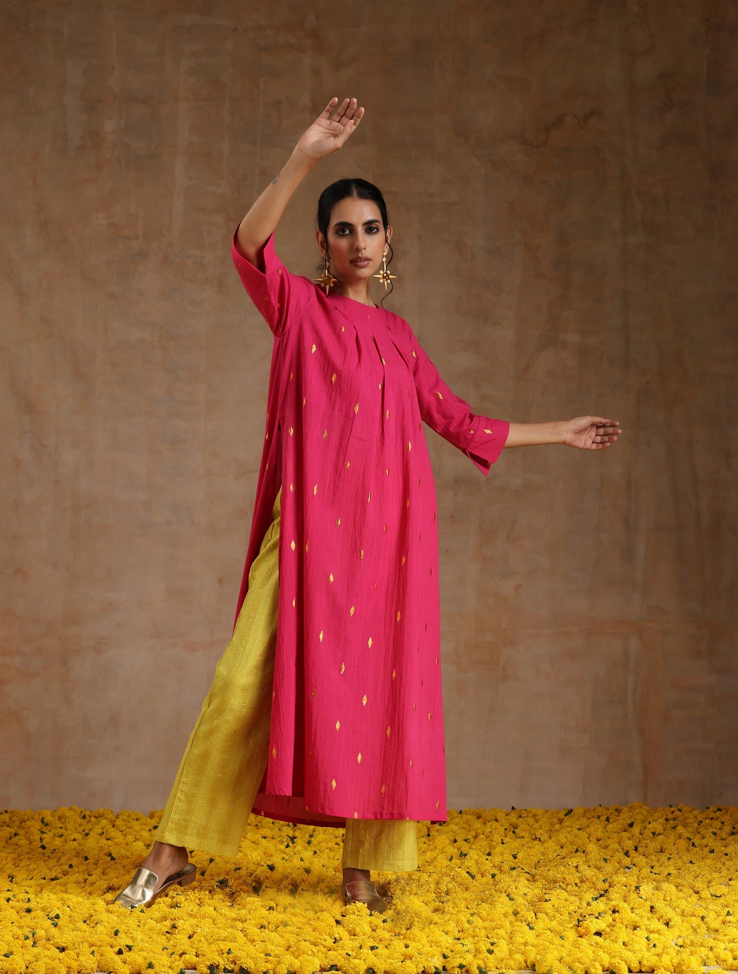 trueBrowns Pink Gold Cotton Neck Pleat Kurta Set