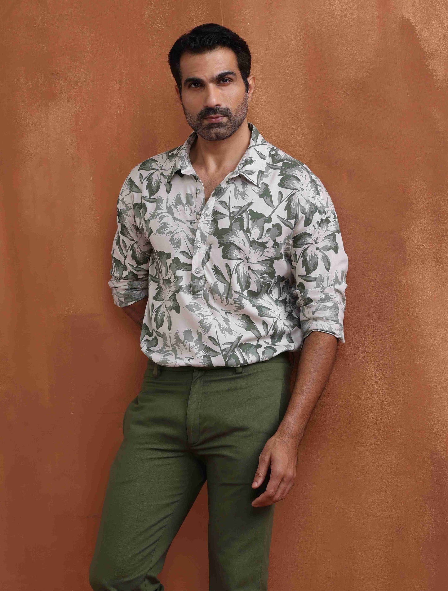 trueBrowns Men's Off White Printed Short Kurta | Swadesiicart