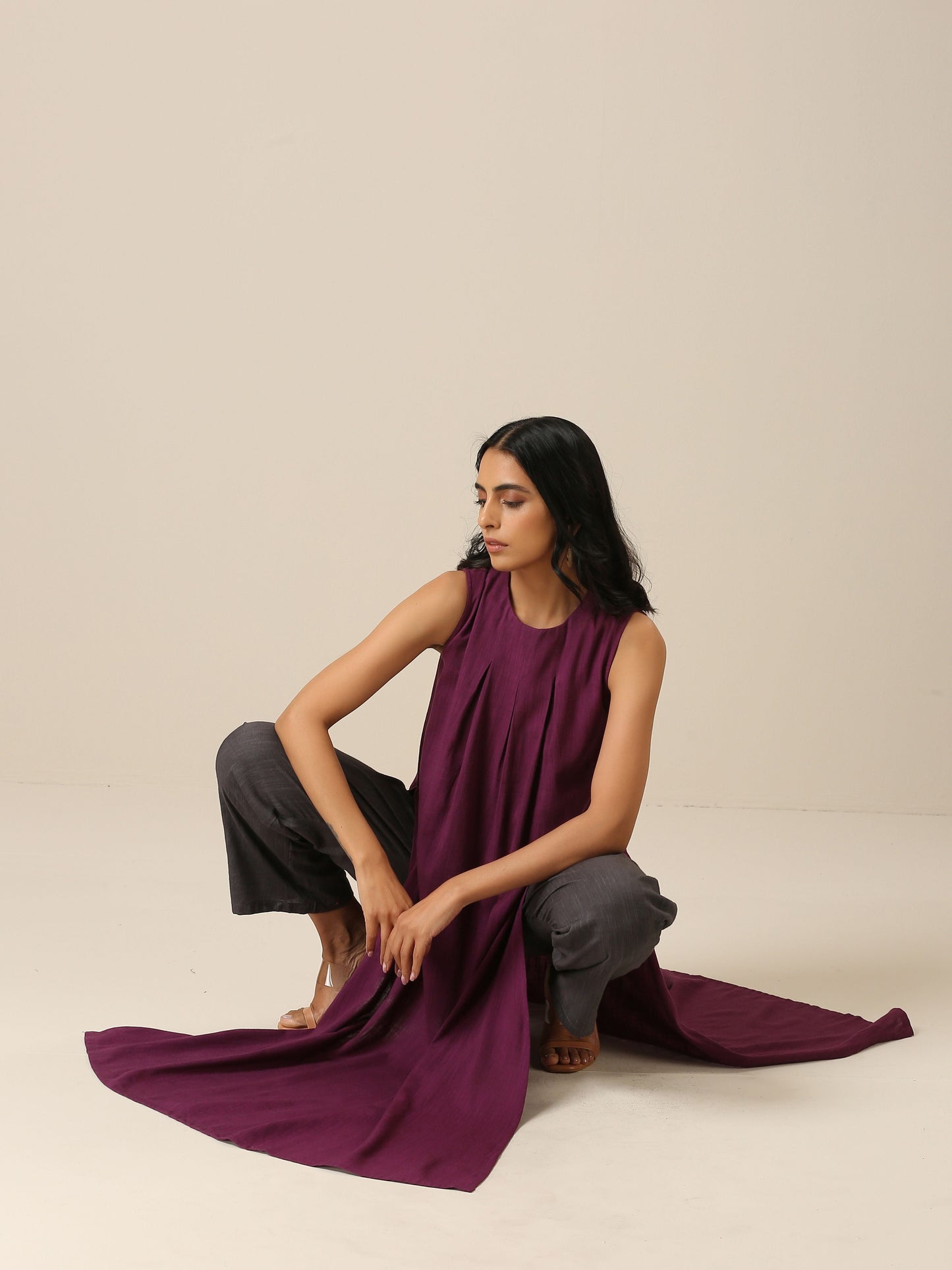 trueBrowns Plum Purple Slub Texture Sleeveless Kurta Pant Set | Swadesiicart