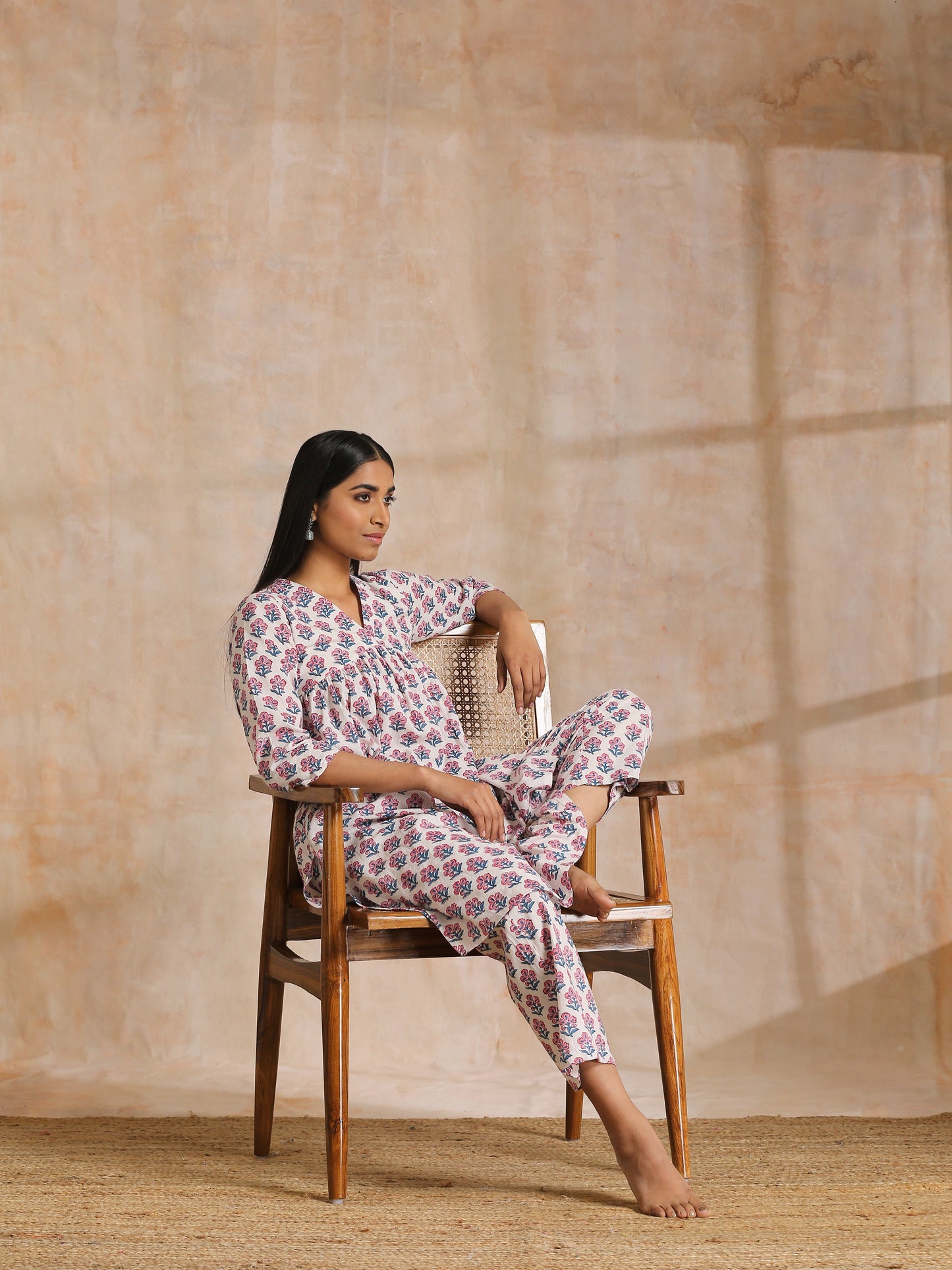 trueBrowns White With Pink Blue Floral Block Print Cotton Flared Slit Kurta Pant Set | Swadesiicart