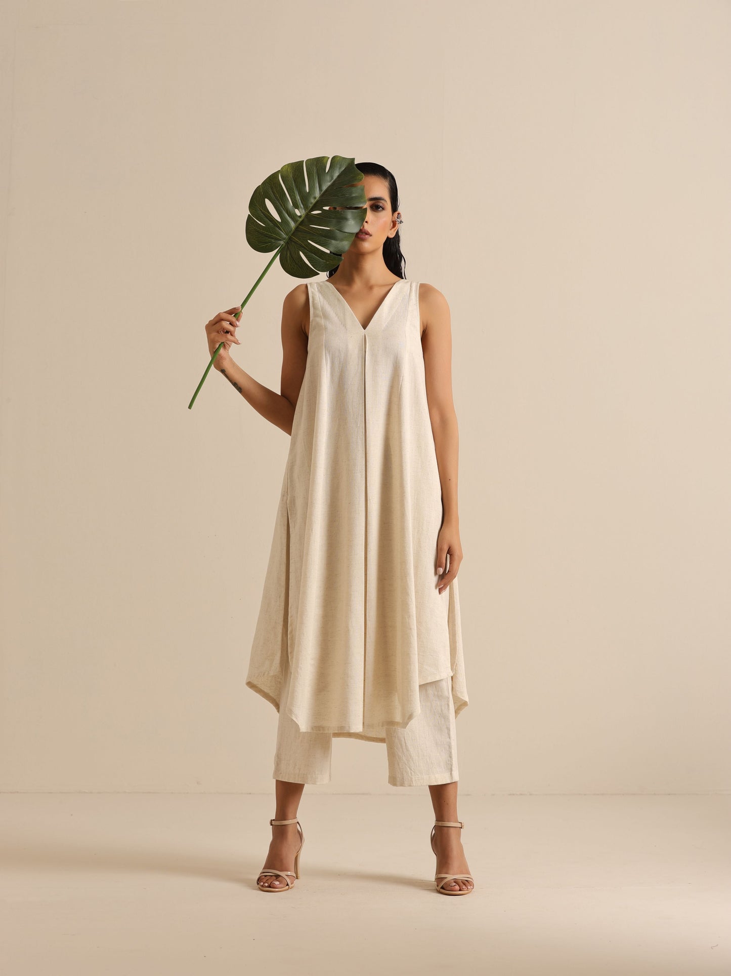 trueBrowns Off-White Sleeveless Kurta Pant Set | Swadesiicart