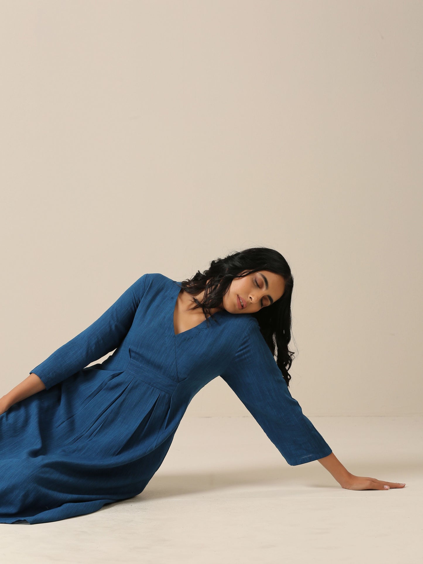 trueBrowns Classic Blue Slub Texture Overlap Pleat Kurta Pant Set | Swadesiicart