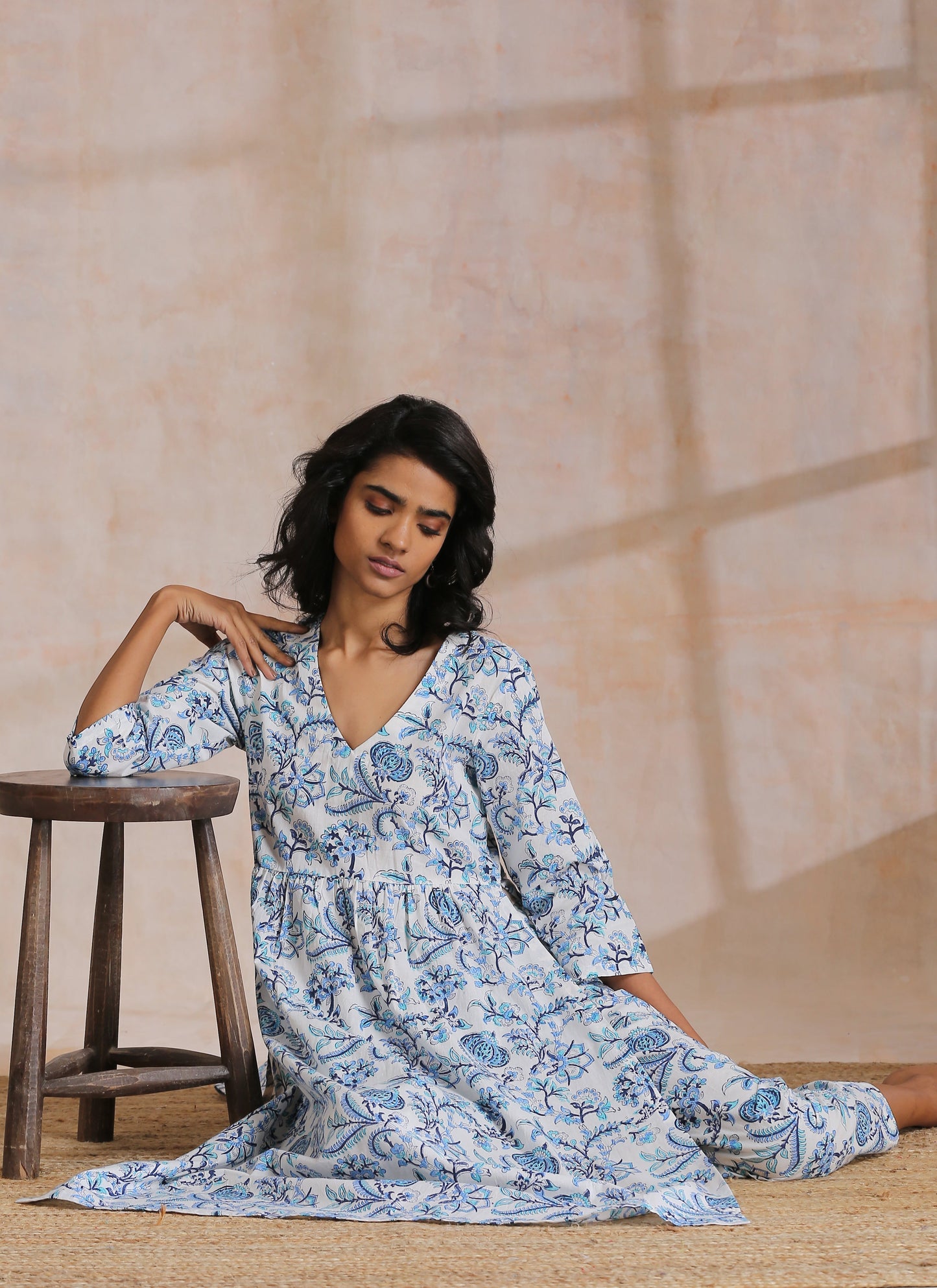 trueBrowns White With Overall Blue Print Cotton Slit Gathered Kurta Set | Swadesiicart