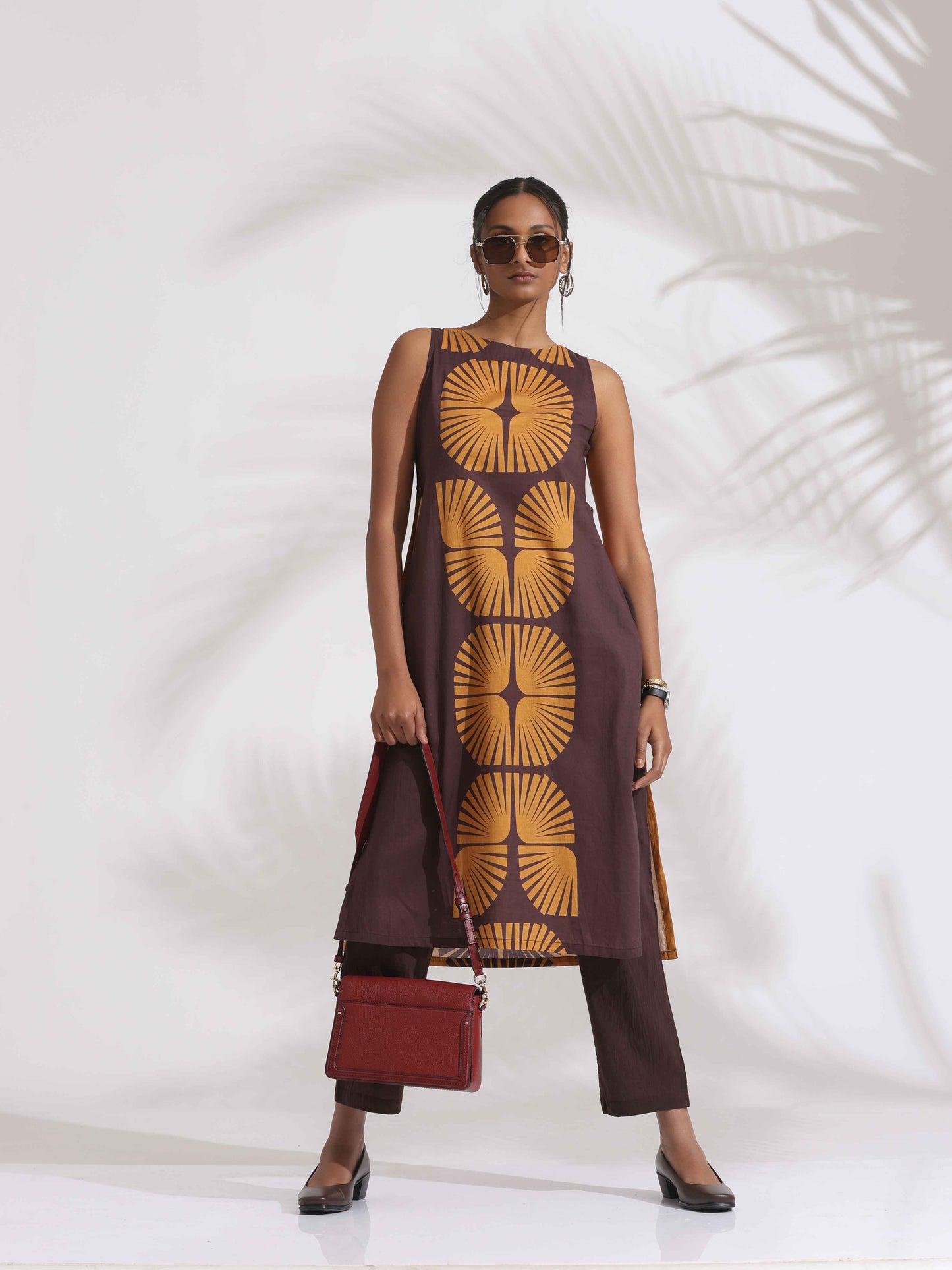 trueBrowns Brown Cotton Print Sleeveless Kurta Set | Swadesiicart