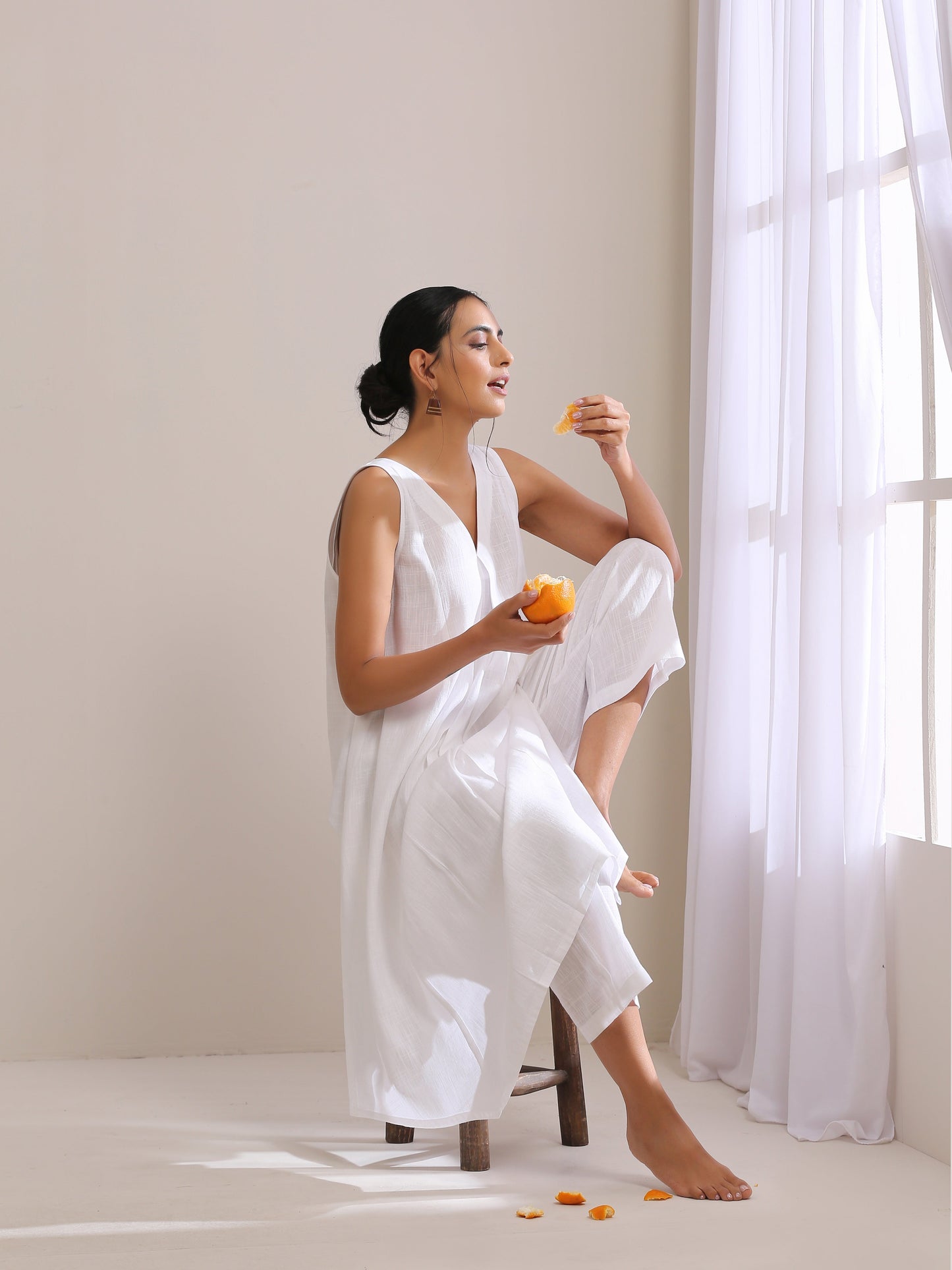 trueBrowns White Slub Texture Sleeveless Flared Kurta Pant Set | Swadesiicart