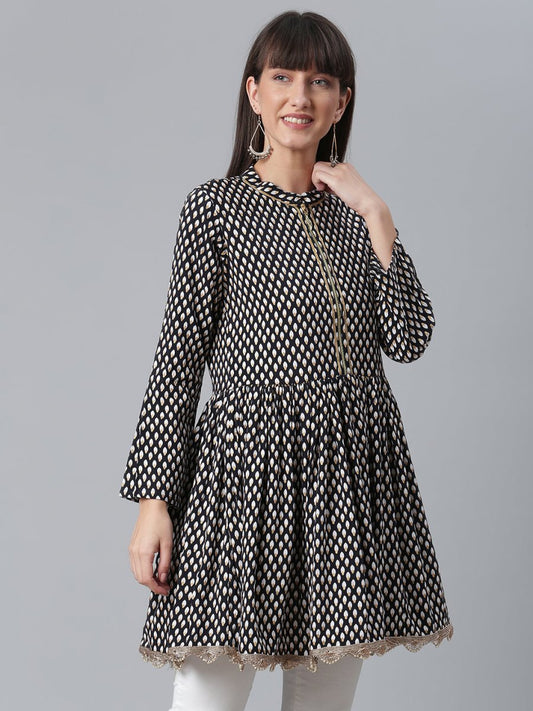 Ahalyaa Black & White Printed Tunic | Swadesiicart