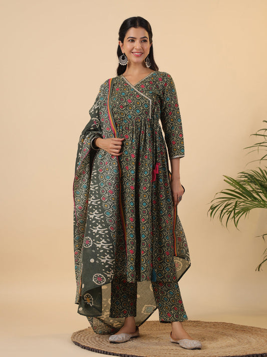 Janasya Angrakha Poly Cotton Green Gemometric V-Neck Kurta Set | Swadesiicart