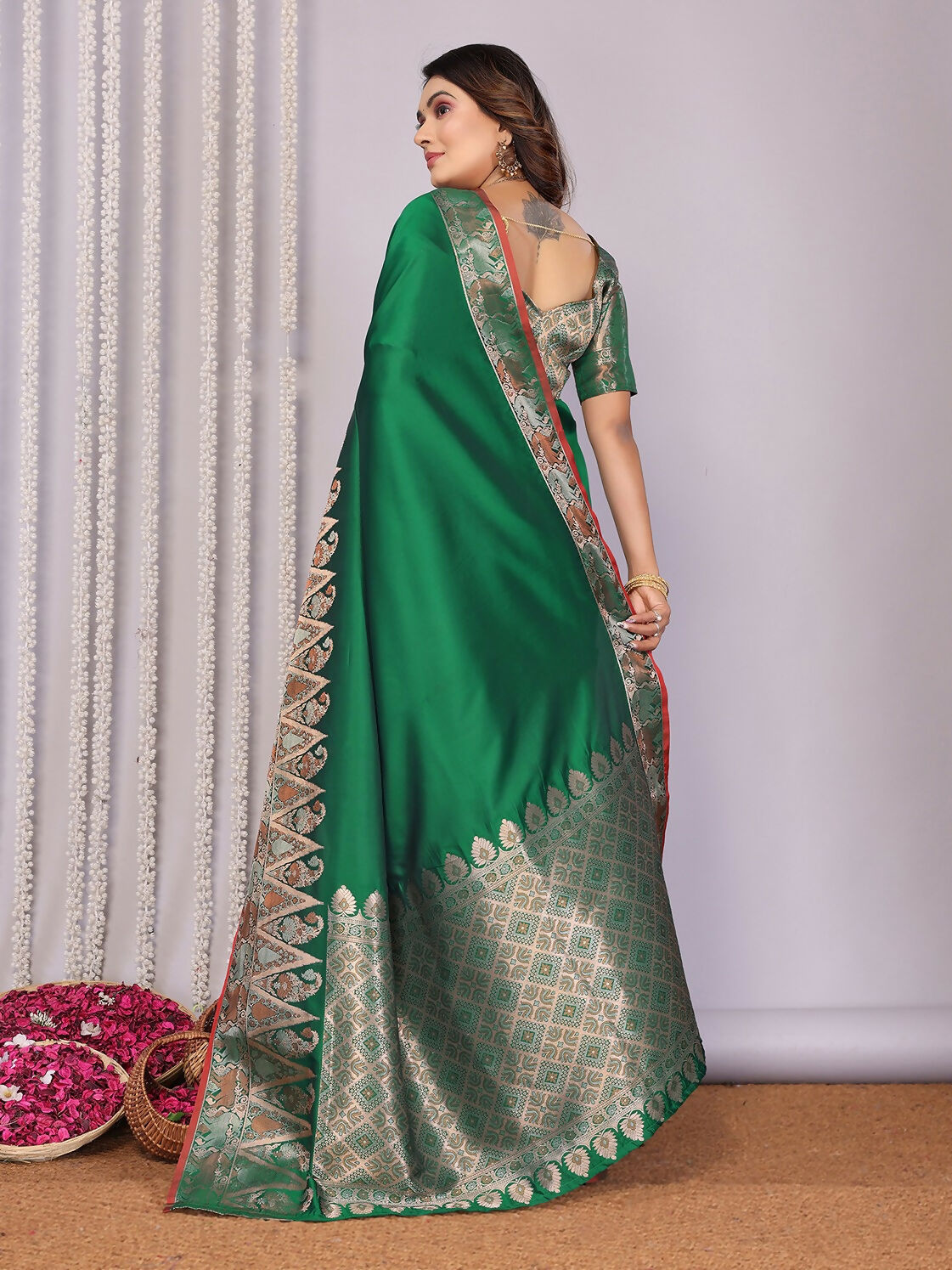 Joban Fashion Banarasi Pine Green Jacquard Woven Soft Silk Saree | Swadesiicart