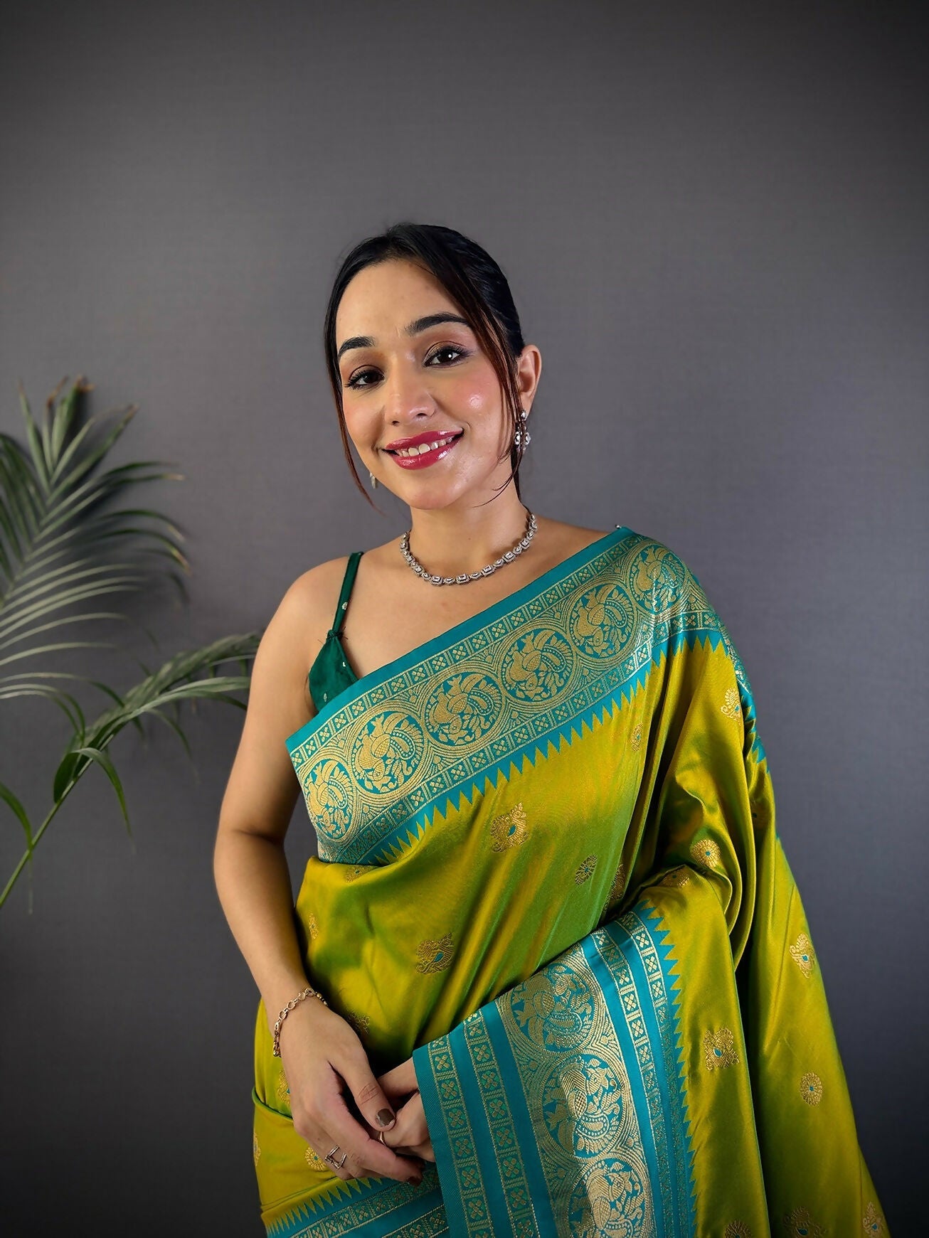 Joban Fashion Banarasi Light Green Woven Soft Silk Saree | Swadesiicart