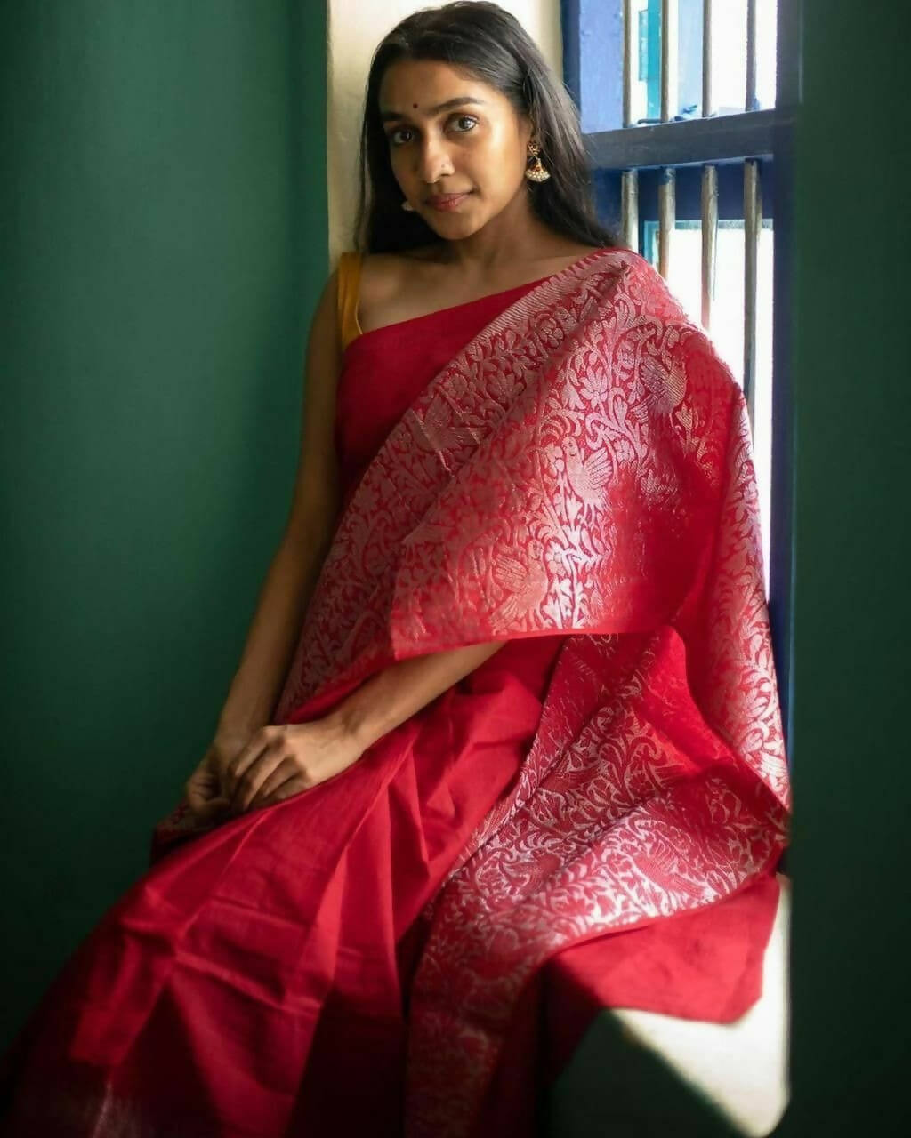 DEIANA'S Beautiful Designer Golden zari Soft Lichi Silk Saree - Red - Swadesiicart