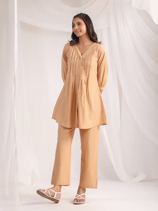 Janasya Pleated Jacquard Peach Self Design V-Neck Co-Ords - Swadesiicart