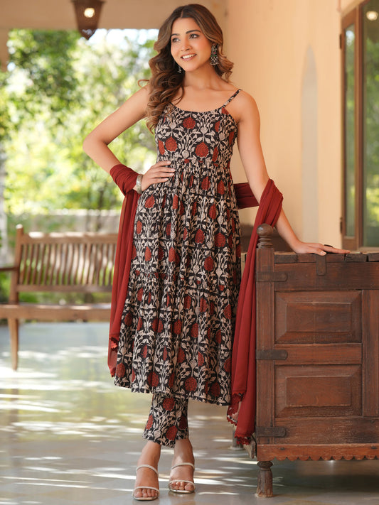 Janasya Dark Cotton Floral Tiered Kurta Set | Swadesiicart