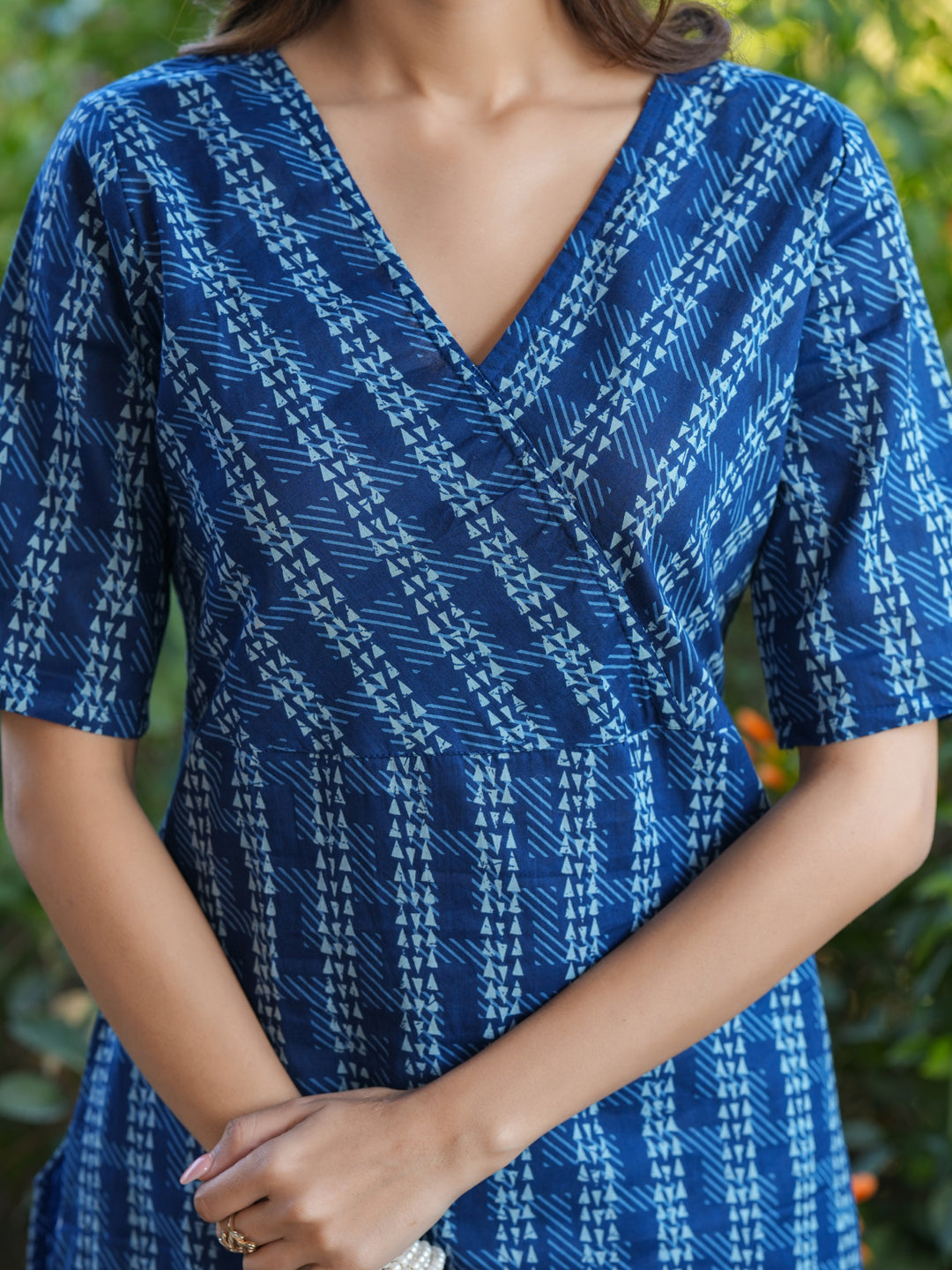 Janasya Dark Cotton Geometric Straight Kurta - Swadesiicart