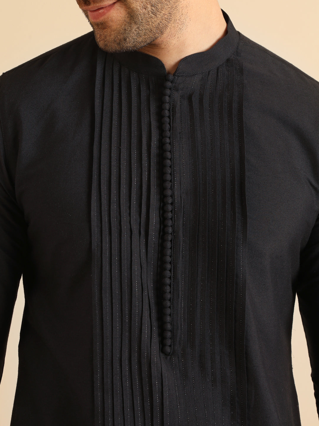 Kisah Men Black Solid Pleated Kurta | Swadesiicart