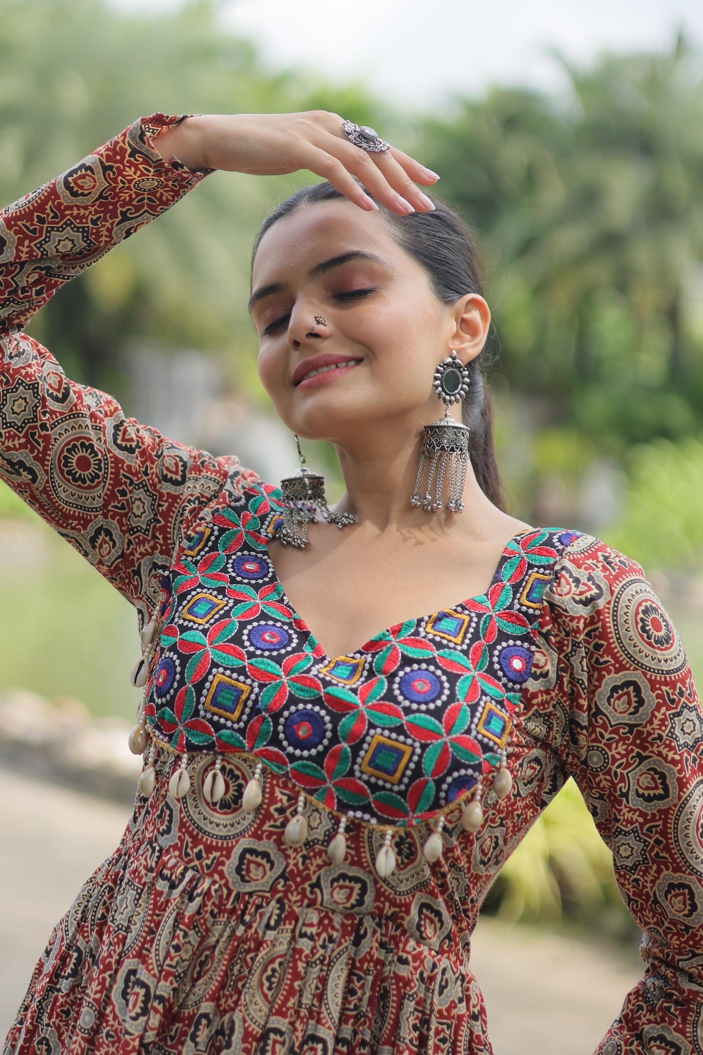 Lorenvalley Maroon Printed Cotton With Kutchi Gamthi Work And Kodi Lace Kurti | Swadesiicart