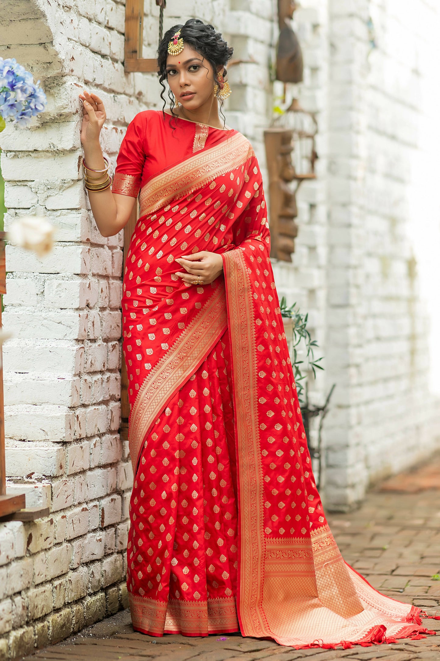 Vishnu Weaves Women's Red Banarasi Silk Zari Woven Saree with Unstitched Blouse - Swadesiicart
