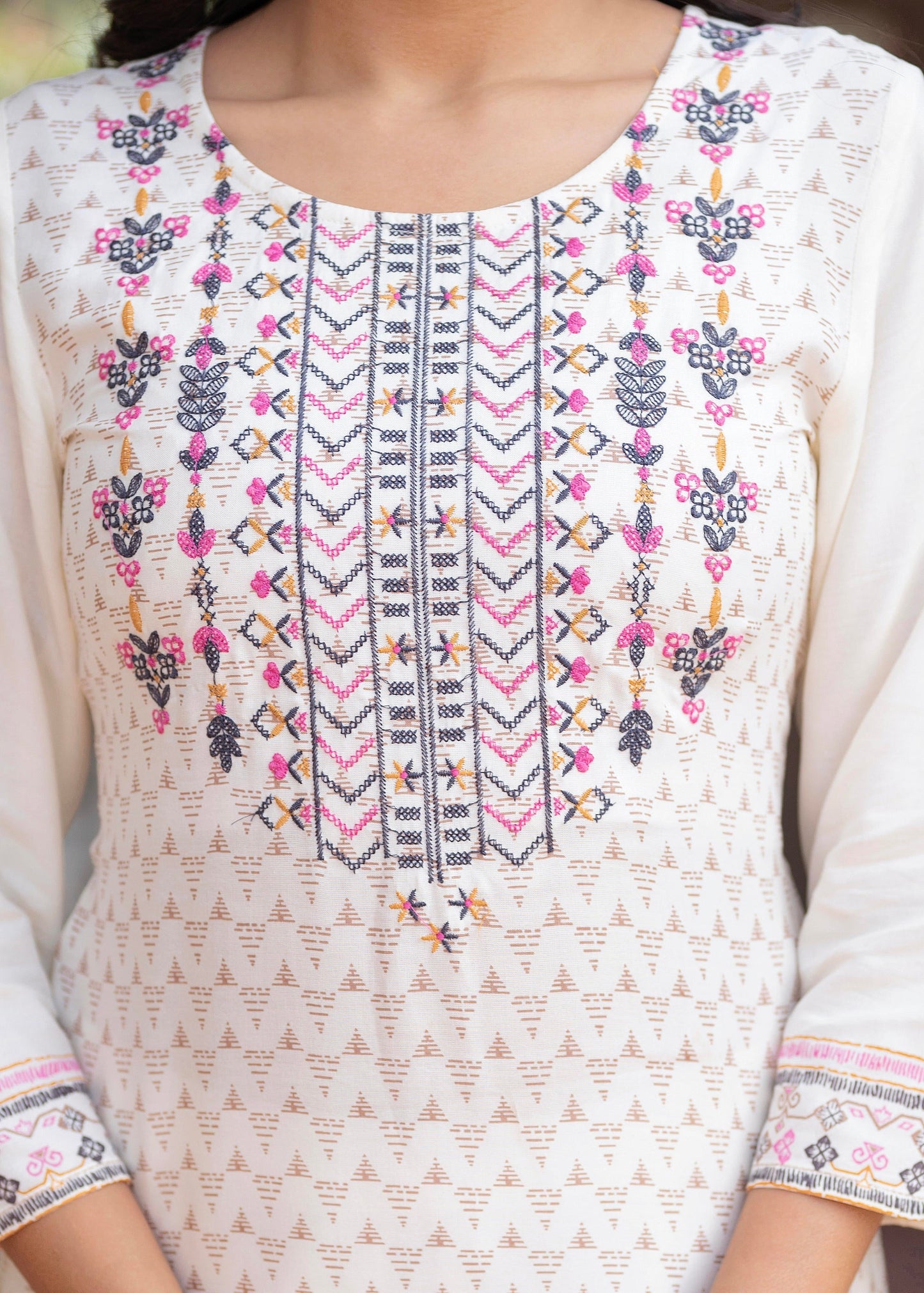 Juniper Off White Viscose Ethnic Motif Kurta With Thread Work - Swadesiicart