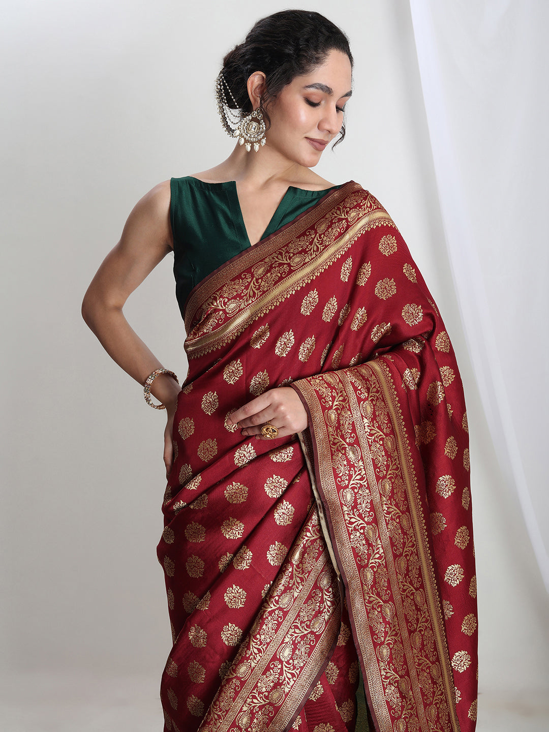 Janasya Maroon Silk Blend Floral Jacquard Saree | Swadesiicart