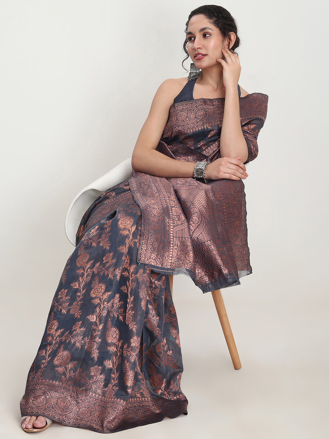 Janasya Grey Silk Blend Floral Jacquard Saree | Swadesiicart