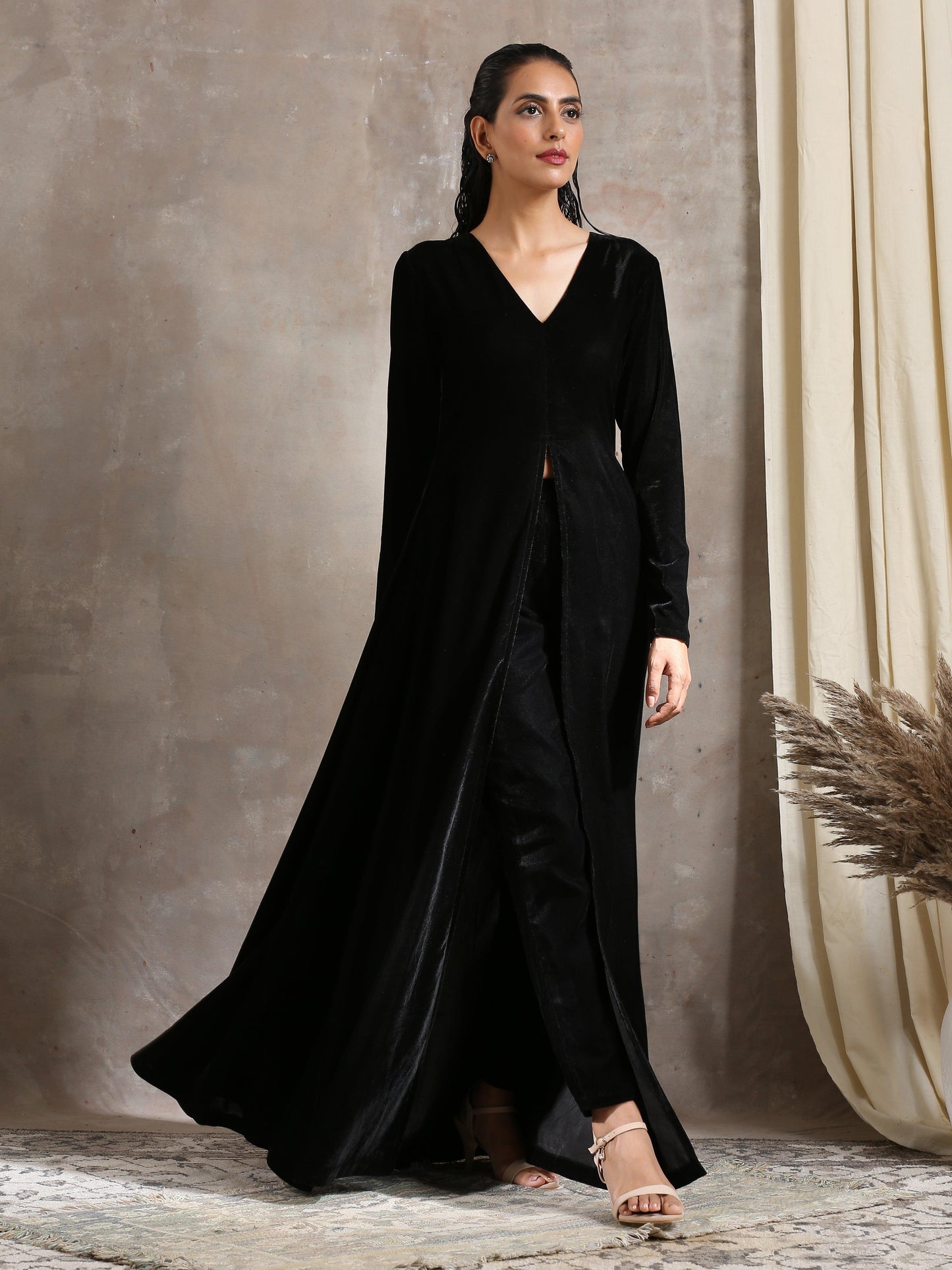 trueBrowns Black Velvet Front Slit Kurta | Swadesiicart