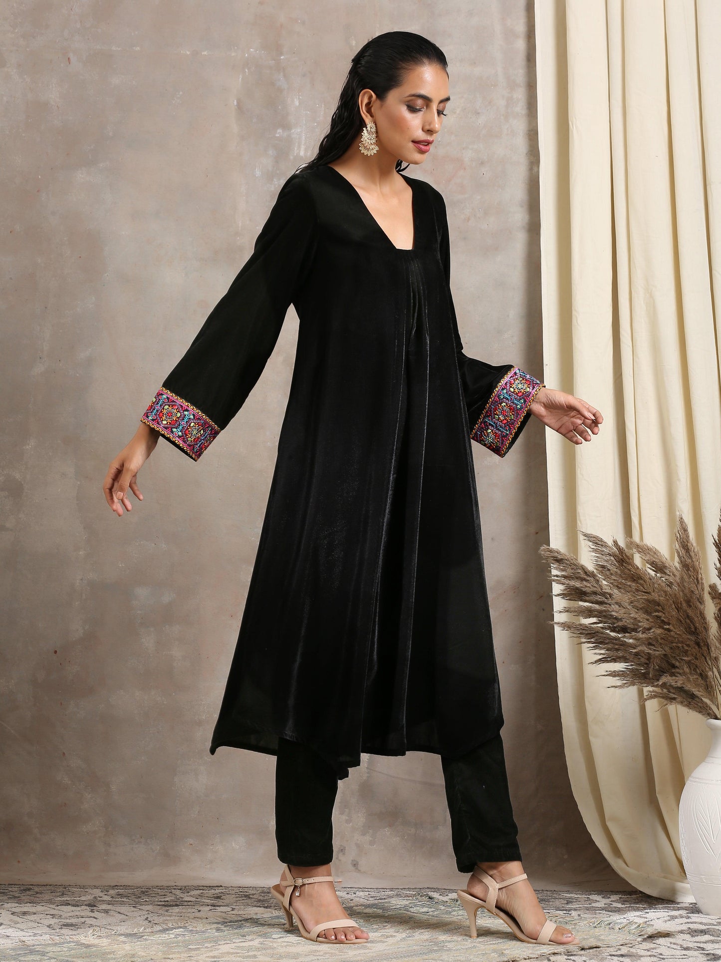 trueBrowns Black Velvet Embroidered Lace Kurta | Swadesiicart