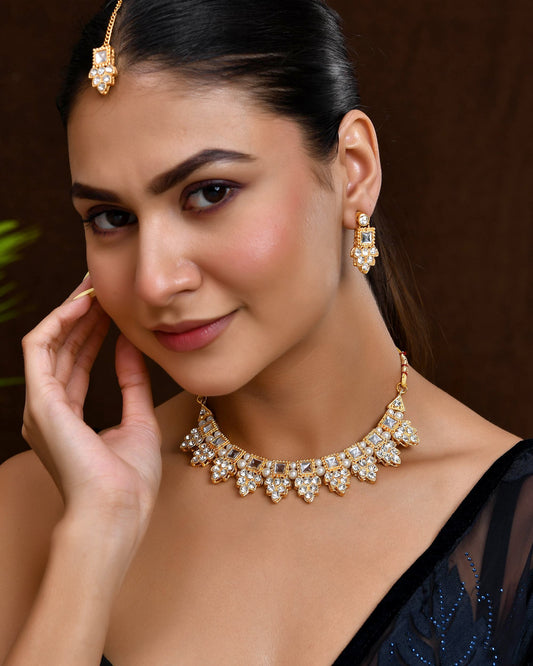 VOJ Gold Polished Stone Studded Necklace Set With Maang Tikka - Swadesiicart