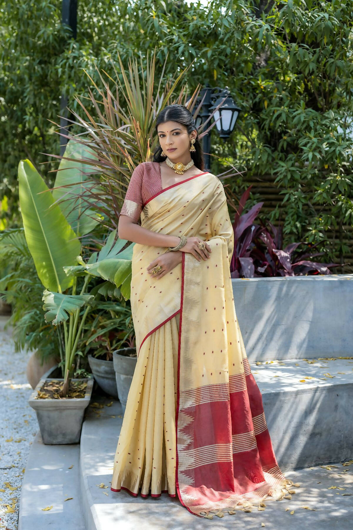 Vishnu Weaves Women's Cream Raw Silk Zari Woven Saree with Blouse - Swadesiicart