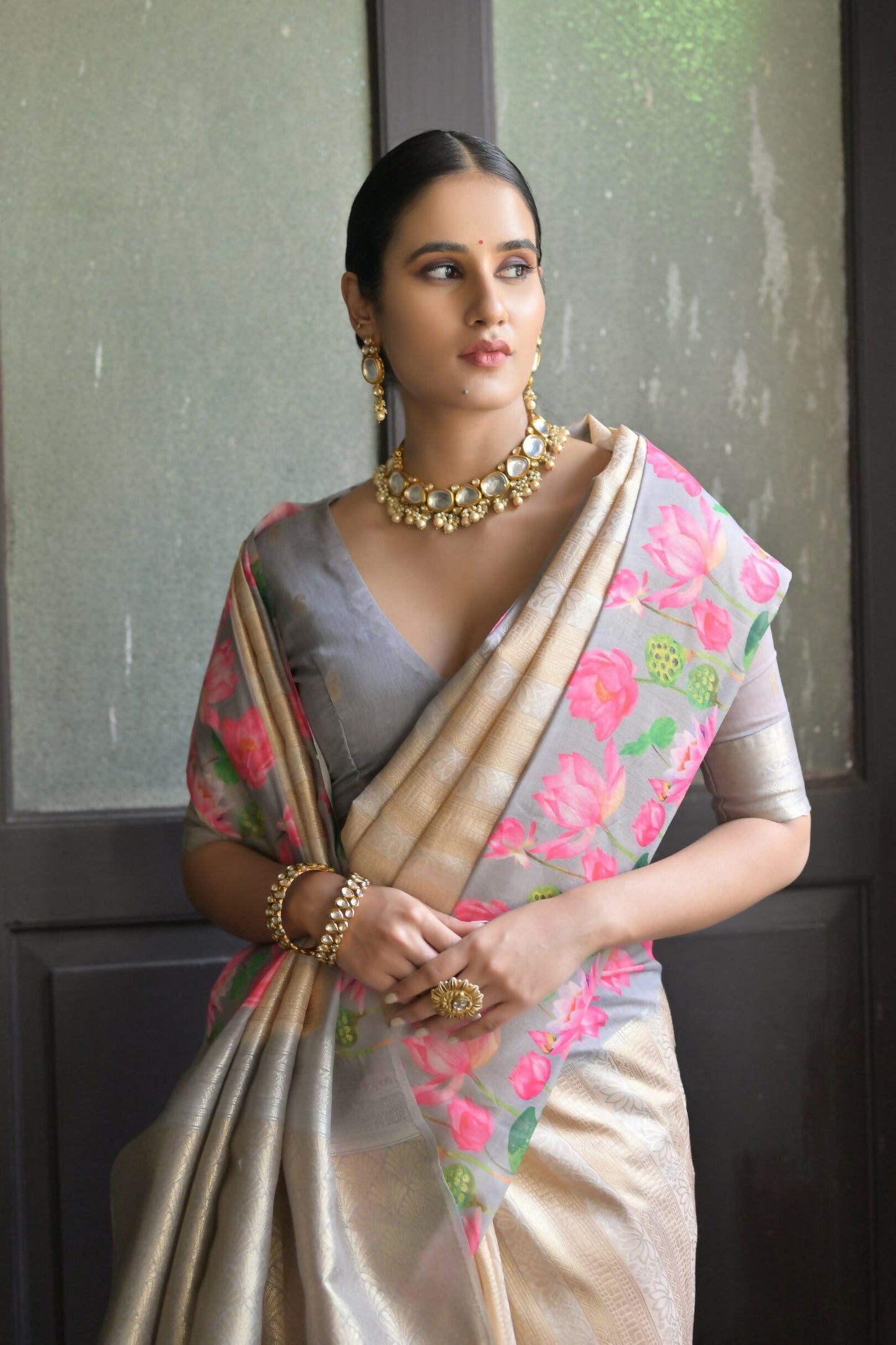Vishnu Weaves Women's Grey Banarasi Silk Saree with Blouse - Swadesiicart