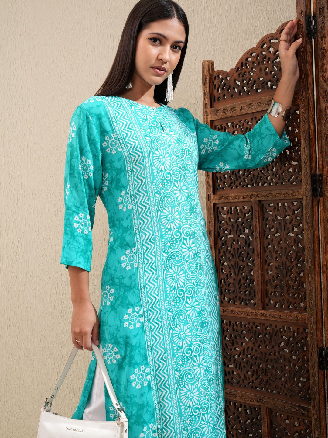 Vishudh Green Floral Printed Keyhole Neck Straight Kurta - Swadesiicart